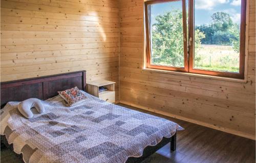 コウチェボにあるStunning Home In Kolczewo With 3 Bedrooms And Wifiのベッドルーム(ベッド1台、窓付)
