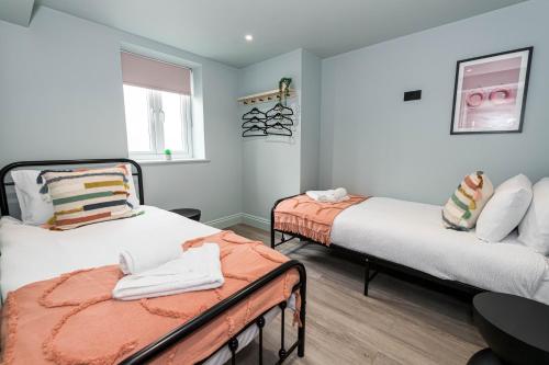 Ένα ή περισσότερα κρεβάτια σε δωμάτιο στο NEW Nr Bmth town and beach, 2 bed, garden & parking - Sea Esta