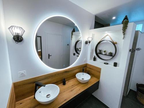 La salle de bains est pourvue de 2 lavabos et d'un miroir. dans l'établissement "L'imprévue", 12 personnes dans la vieille ville !, à Boulogne-sur-Mer