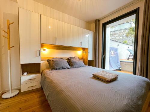 een slaapkamer met een groot bed en een groot raam bij "L'imprévue", 12 personnes dans la vieille ville ! in Boulogne-sur-Mer
