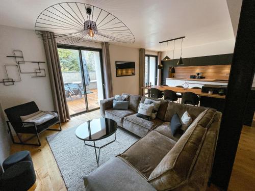 un salon avec un canapé et une table dans l'établissement 