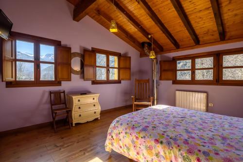 1 dormitorio con cama y techo de madera en Llananzanes Rural, en Llananzanes