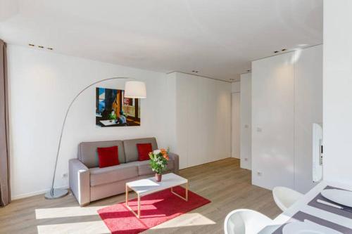 Champs Elysées Apartment