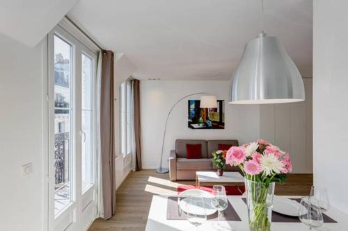 Champs Elysées Apartment