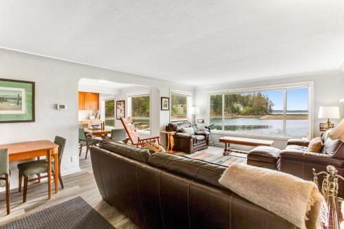 Ruang duduk di The Glen Cove Sand Spit