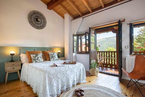 A bed or beds in a room at Casa Rural Soleada para una Escapada Tranquila