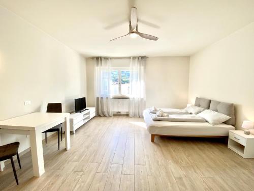 Ένα ή περισσότερα κρεβάτια σε δωμάτιο στο Bright studio apartment with free private parking