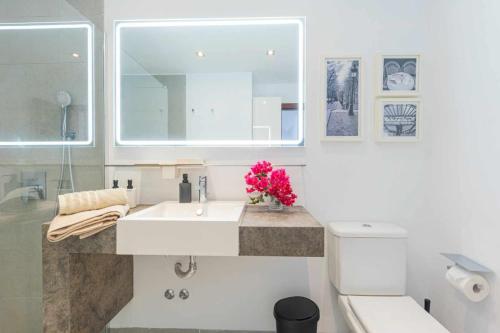 Baño blanco con lavabo y aseo en Luxury Villa y Ocean View, en Santa Cruz de Tenerife