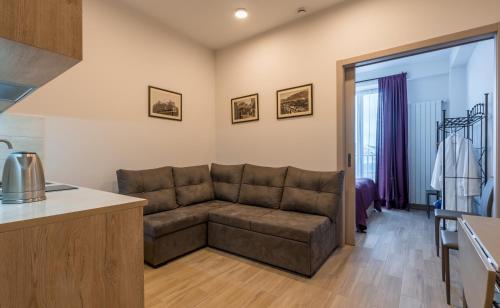 古道里的住宿－New Gudauri Alpic 309，带沙发的客厅和厨房