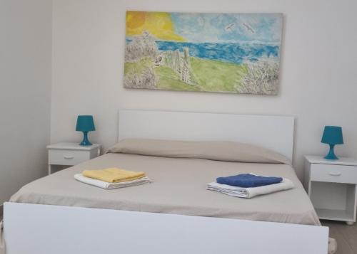 ファヴィニャーナにあるIl sentiero delle aloeのベッドルーム1室(壁に絵画が描かれたベッド1台付)