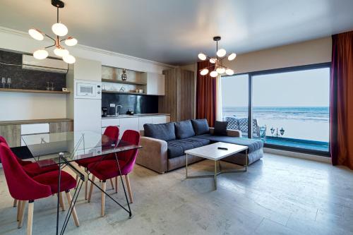 a living room with a couch and a glass table at Gioia Sea View in Mamaia Nord