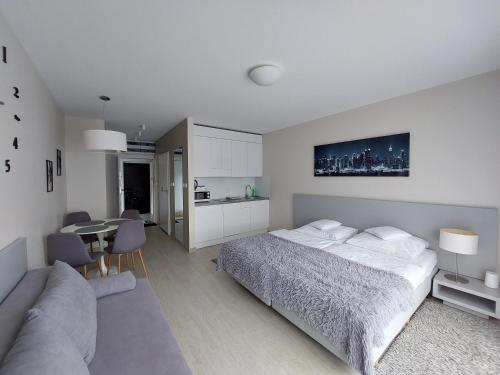 Un dormitorio con una cama y una sala de estar. en Apartament Czarna Góra STUBAI 5, en Sienna
