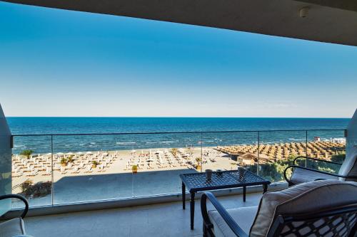 a balcony with a view of a beach and the ocean at Gioia Sea View in Mamaia Nord