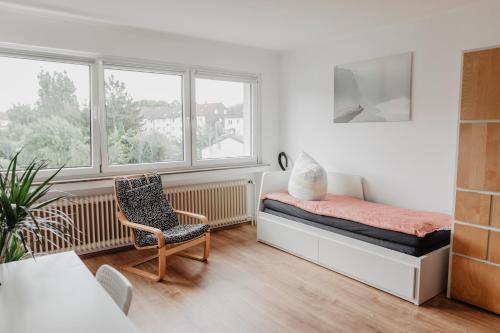 ゲルゼンキルヒェンにあるSK Apartments - Redのベッドルーム1室(ベッド1台、椅子、窓付)