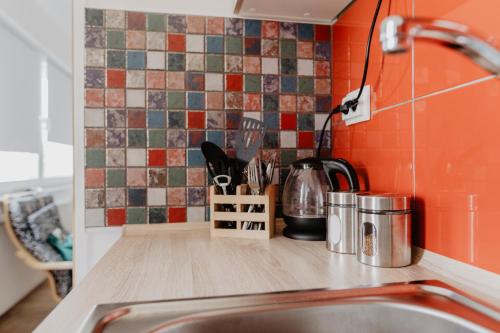 ゲルゼンキルヒェンにあるSK Apartments - Redのキッチン(シンク付きキッチンカウンター付)