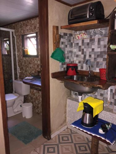 un baño con lavabo e inodoro en Suíte Cravo & Canela, en São Pedro da Serra