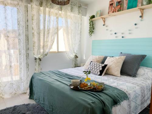 una camera da letto con un letto e un vassoio di frutta; di Casa Maravillas. Un lugar único para desconectar ad Alicante