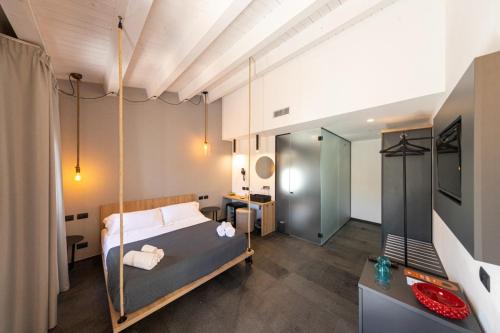 Villa Totò Resort في تشفالو: غرفة نوم بسرير يتأرجح في غرفة