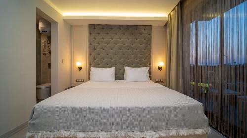 1 dormitorio con cama grande y ventana grande en Rooms365 en Fethiye