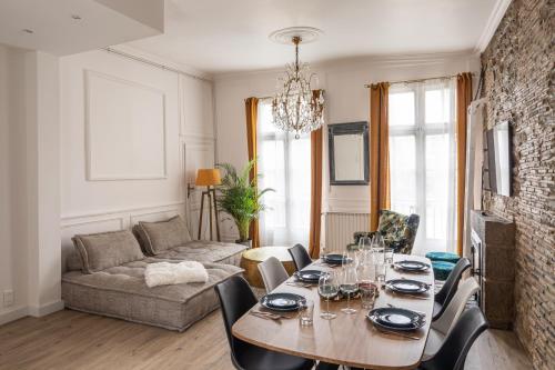 un salon avec une table et un canapé dans l'établissement LE SAINT LOUIS - Apt 3 chambres au cœur de Rennes, à Rennes