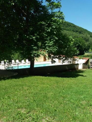 un bateau garé à côté d'un arbre dans un champ dans l'établissement La Cour du Moulin, à Bouilland