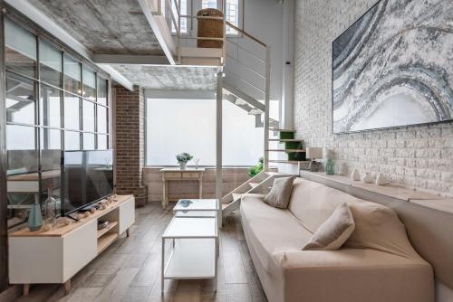 Bright duplex loft next to the city center by REMS