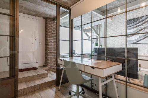 Bright duplex loft next to the city center by REMS