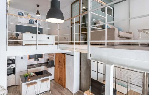 Bright duplex loft next to the city center by REMS