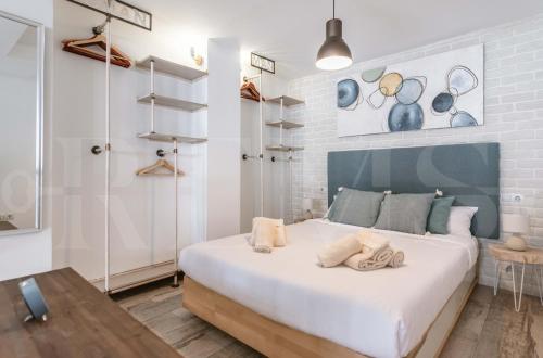 Bright duplex loft next to the city center by REMS