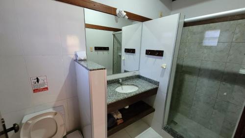 uma casa de banho com um WC, um lavatório e um chuveiro em Taipabas Hotel em Barra Grande
