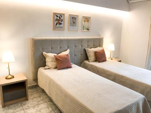 um quarto com 2 camas e almofadas em Luxury Villa Anemone with private pool em Pastida