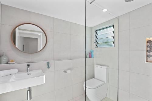 瞭望角的住宿－Snapper Unit 3，白色的浴室设有水槽和镜子