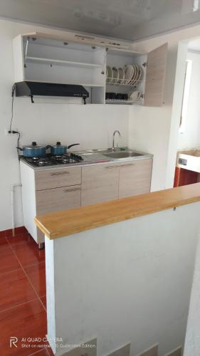 a kitchen with a sink and a counter top at El mirador Raquireño ma in Ráquira