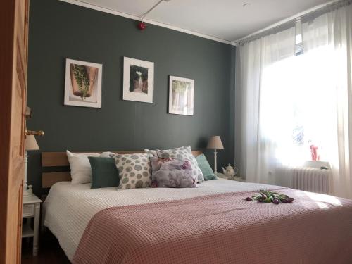 a bedroom with a large bed with a pink blanket at Borghamn Strand in Borghamn