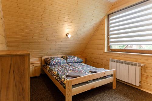 mały pokój z łóżkiem i oknem w obiekcie Bieszczadzka Ostoja w Wetlinie