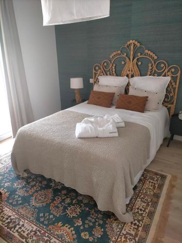 une chambre avec un grand lit avec deux serviettes dessus dans l'établissement Résidence Service Séniors Montana, à Angoulême