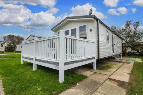 Beautiful 8 Berth Caravan With Decking In Yorkshire Ref sf Barmston 22年 最新料金