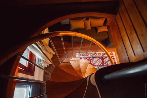 a spiral staircase in a room with at Casa Cheile Dâmbovicioarei - Cabana 1 in Dîmbovicioara