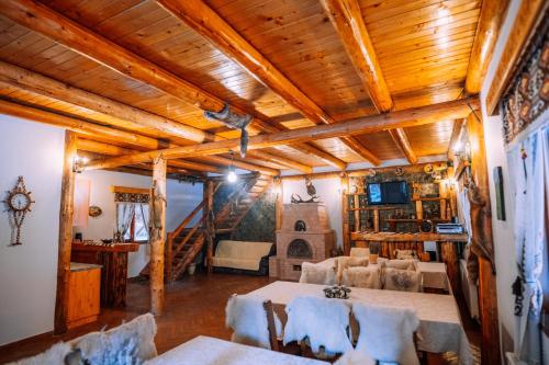 Posezení v ubytování Casa Cheile Dâmbovicioarei - Cabana 1