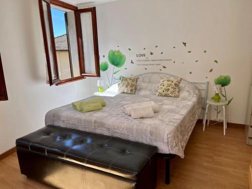 SueglioにあるCasa Elenaのベッドルーム(黒い革張りの椅子付きの大型ベッド1台付)