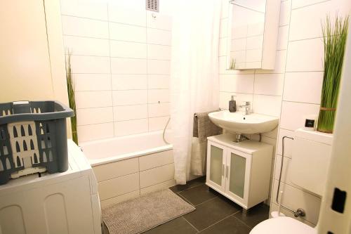 een witte badkamer met een wastafel en een toilet bij Spacious Apartment with Balcony in Wetzlar