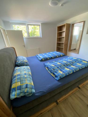 Un pat sau paturi într-o cameră la Ferienwohnung Sattelkammer