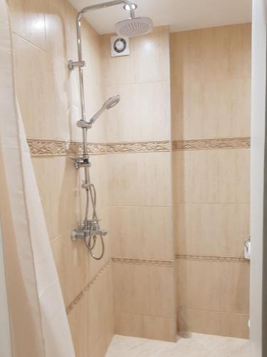 uma casa de banho com uma cabeça de chuveiro em Apartment Neven em Varna City