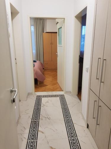 pasillo con puerta y suelo de baldosa en Apartment Neven, en Varna