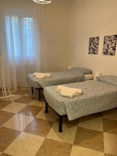 - une chambre avec 2 lits et des serviettes dans l'établissement La casa sui colli bolognesi, à Savigno