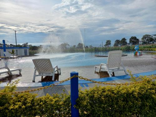 a water park with two chairs and a fountain at aparta hotel turístico a 2 km parque del café in Montenegro