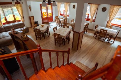 Posezení v ubytování Casa Cheile Dâmbovicioarei - Cabana 2
