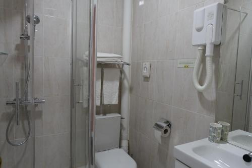 Un baño de Logis Hôtel Emeraude