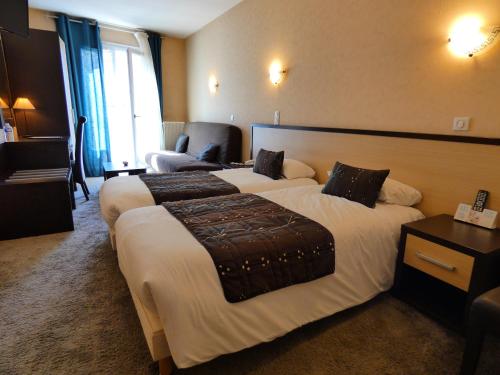 Cama o camas de una habitación en Logis Hôtel Emeraude