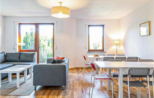 Χώρος καθιστικού στο Stunning Home In Mielno With Wifi